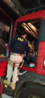 Caminhoneiro é flagrado pela PRF bebendo caipirinha enquanto dirigia carreta na BR 153
