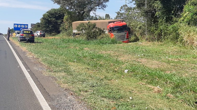 Caminhoneiro foge da PRF e abandona o caminhão em Bady Bassitt