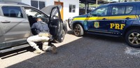 Casal é preso pela PRF com veículo roubado há uma semana