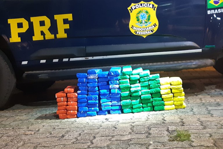 Com auxílio de cães farejadores, PRF apreende 51 quilos de maconha no Vale do Paraíba