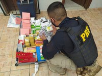 Contrabando chinês: PRF apreende remédios e cigarros na Via Dutra