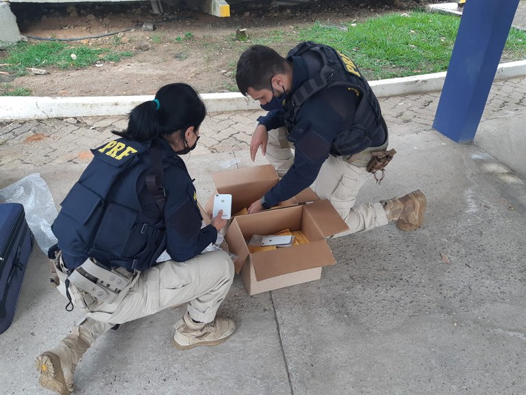 Descaminho: PRF encontra 64 iPhones em ônibus que iria para Niterói/RJ
