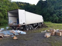 Duas pessoas foram detidas após furto de carga de veículo acidentado