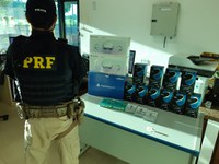Durante abordagem a ônibus, PRF apreende equipamentos eletrônicos contrabandeados e descobre passageiro com Mandado de Prisão em aberto