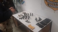 Em Lavrinhas/SP, PRF prende homem por tráfico internacional de arma de fogo