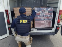 Em Pindamonhangaba, PRF apreende R$ 35 mil em produtos para falsificação