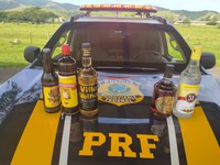 Em São Paulo, PRF aprende mais de 3.400 garrafas de bebidas com notas adulteradas