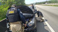 Em São Paulo, PRF prende dupla em carro clonado e liberta vítimas de roubo