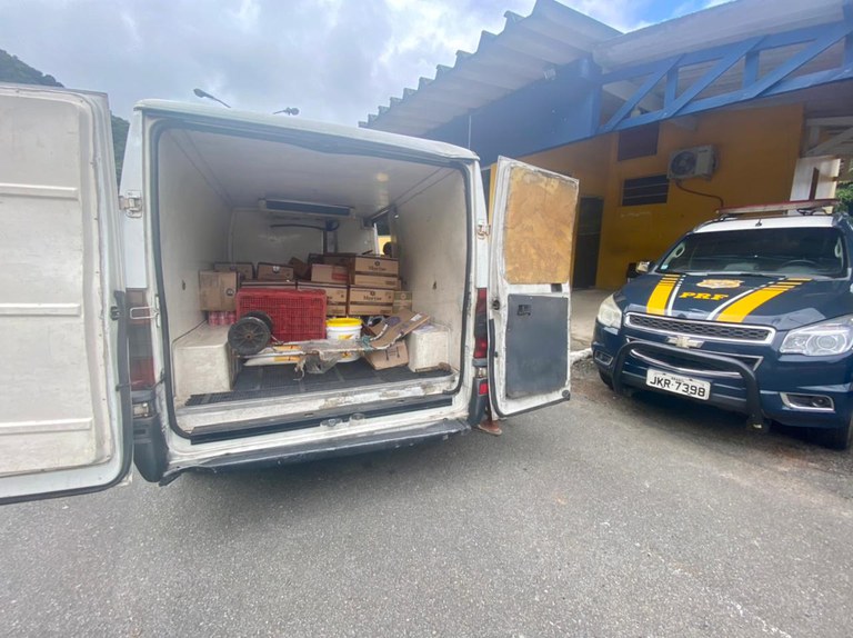 PRF prende que homem que transportava alimentos em condições impróprias