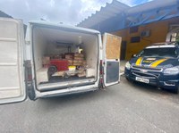 Em Ubatuba, PRF prende que homem que transportava alimentos em condições impróprias