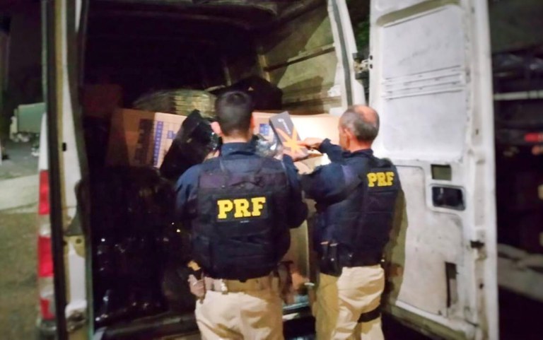 Em Vargem/SP, PRF apreende milhares de mercadorias falsificadas