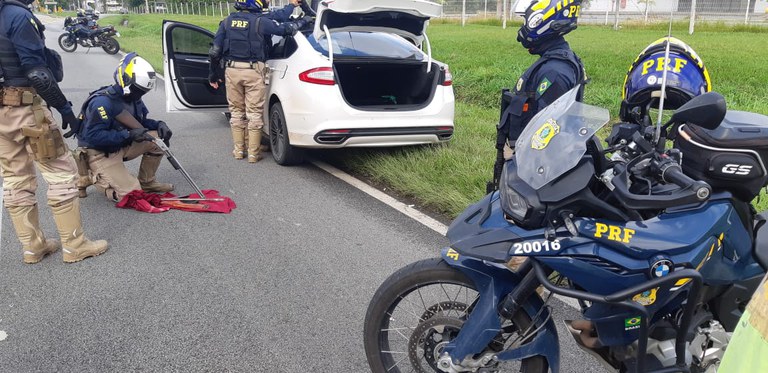 Embriagado e armado, homem é preso pela PRF após fugir da fiscalização