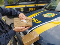 Enfrentamento ao tráfico: PRF apreende crack e cocaína