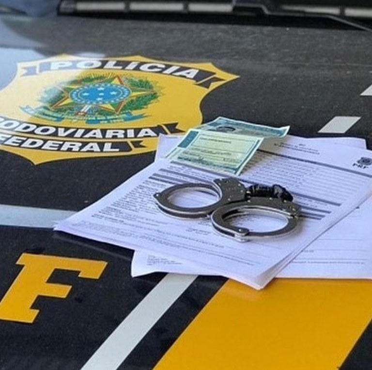 Fiscalização da PRF em ônibus captura dois procurados pela Justiça na Régis