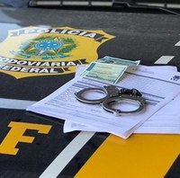 Fiscalização da PRF em ônibus captura dois procurados pela Justiça na Régis