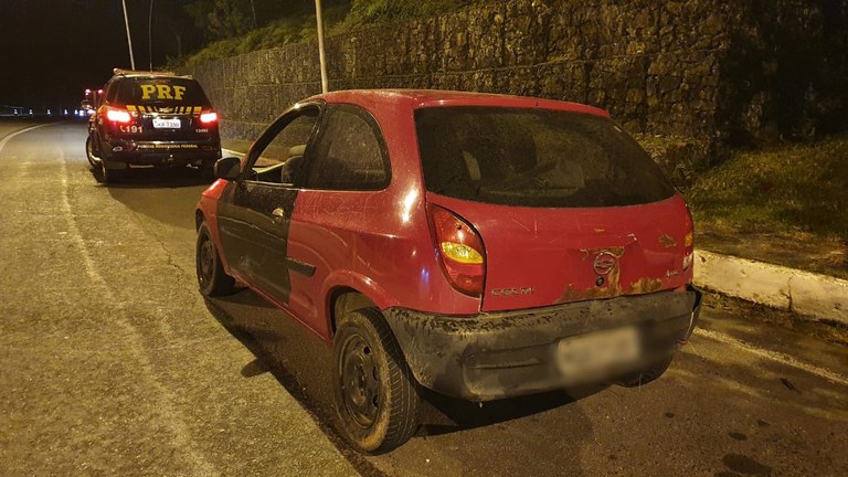 Dois homens depredam o próprio carro e são presos pela PRF por desacato