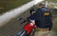 Homem é preso com motocicleta adulterada na divisa de SP com o RJ