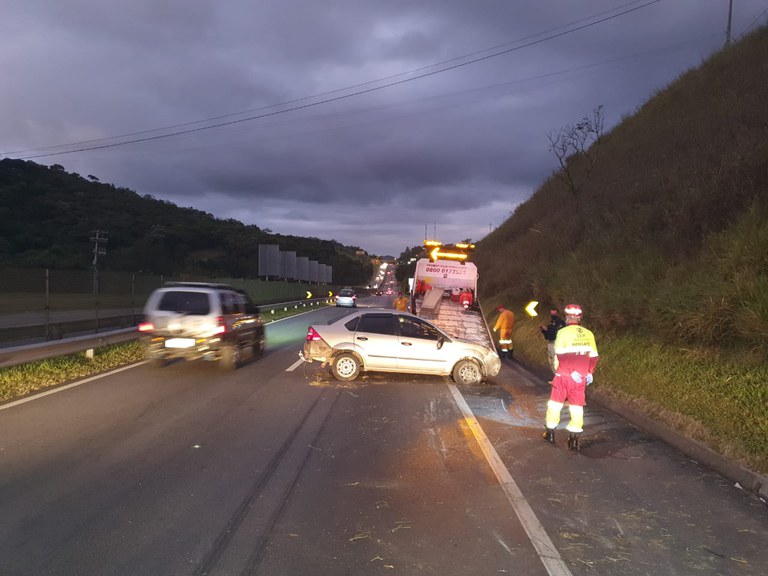 Homem embriagado capota carro 2.jpeg