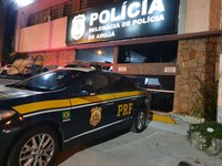 Homem embriagado capota o carro e vai preso pela PRF por estar devendo pensão alimentícia