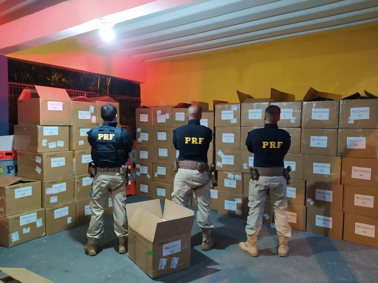 PRF apreende carga de celulares importados