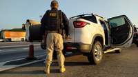 Na Via Dutra, PRF recupera carro roubado