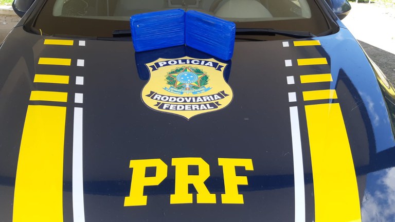 No Vale do Paraíba, PRF detém mulher transportando 2 kg de cocaína