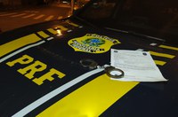 PRF aborda e prende indivíduo com mandado de prisão em aberto por violência doméstica
