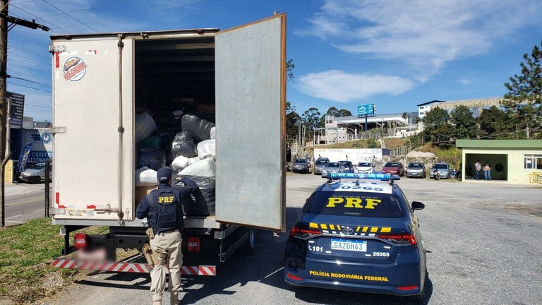 PRF apreende 1 tonelada e meia de roupas sem nota fiscal na Fernão Dias2