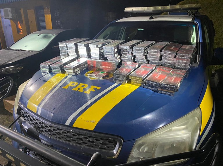 PRF apreende 1020 maços de cigarros aromáticos sem nota fiscal na Régis Bittencourt