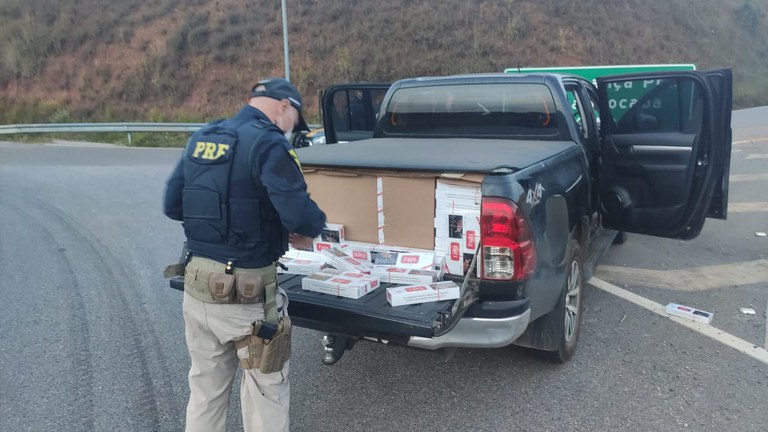 PRF apreende 12 mil maços de cigarros contrabandeados na Fernão Dias