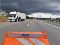 Em Barra do Turvo-SP, PRF apreende 1400 pares de tênis falsificados