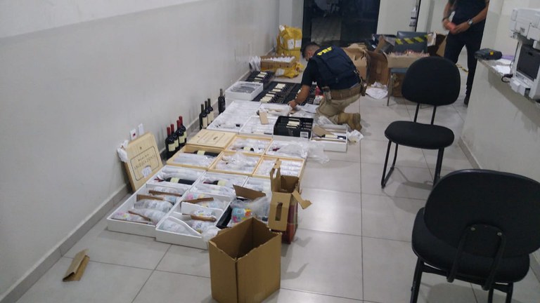 PRF apreende 155 vinhos importados sem documentação fiscal