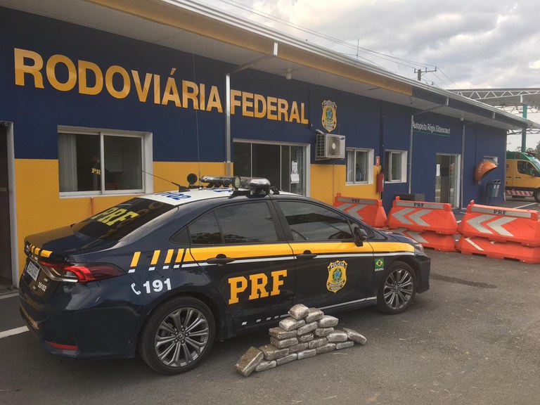 PRF apreende 19 quilos de maconha em Itapecerica da Serra