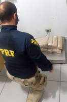 PRF apreende 20 tabletes de maconha com passageira de ônibus