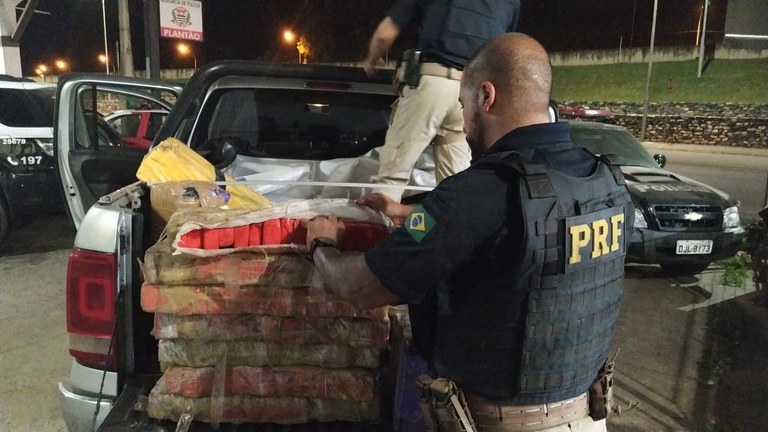 PRF apreende 381 quilos de maconha em caminhonete roubada
