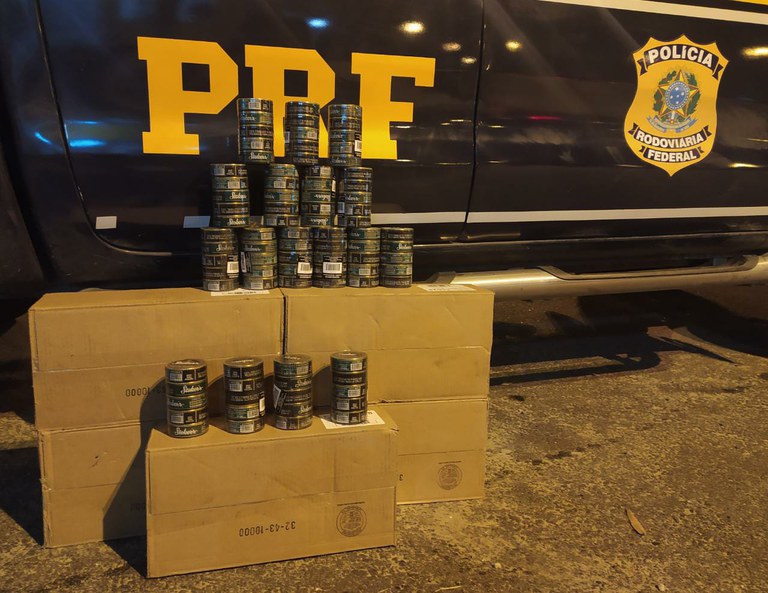 PRF apreende 480 latas de fumo de mascar em Cajati/SP