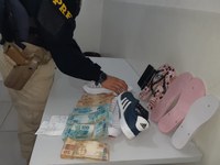 PRF apreende 50 mil reais sem comprovação de origem na BR 381