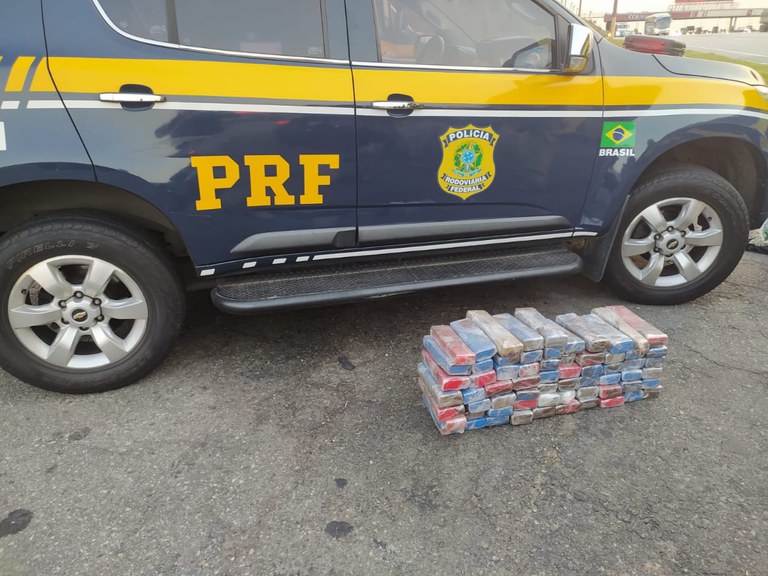 PRF apreende 53 quilos de maconha em ônibus na Dutra