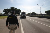 PRF apreende arma com casal em Caçapava/SP