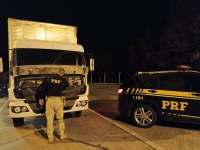 PRF apreende caminhão adulterado em Miracatu/SP