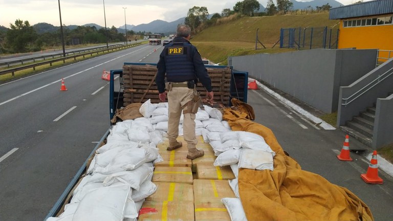 PRF apreende caminhão carregado de maconha em Barra do Turvo.