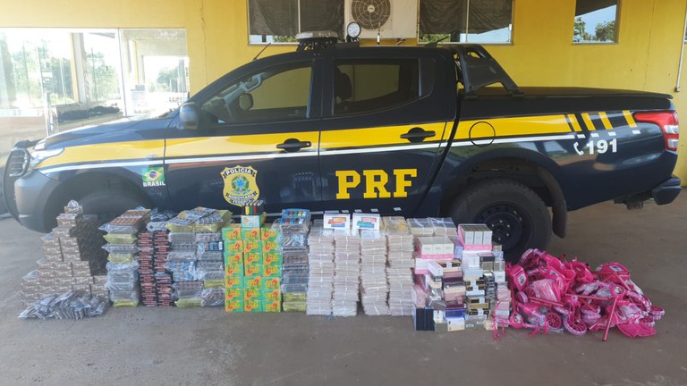 PRF apreende carga de eletrônicos e cosméticos em bagageiro de ônibus