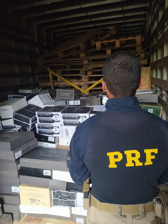 PRF apreende carga de vinhos argentinos avaliada em meio milhão de reais