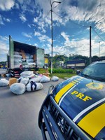 PRF apreende diversas roupas contrafeitas na BR 381