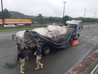 PRF apreende duas cargas de bebidas importadas ilegalmente na Régis Bitencourt