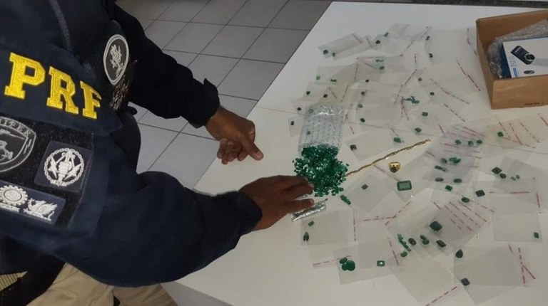 PRF apreende esmeraldas avaliadas em R$ 2 milhões