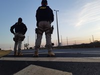 PRF apreende grande carga de cigarros de origem estrangeira em Barra do Turvo/SP