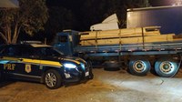 PRF apreende madeira sendo transportada de forma irregular em Lavrinhas/SP