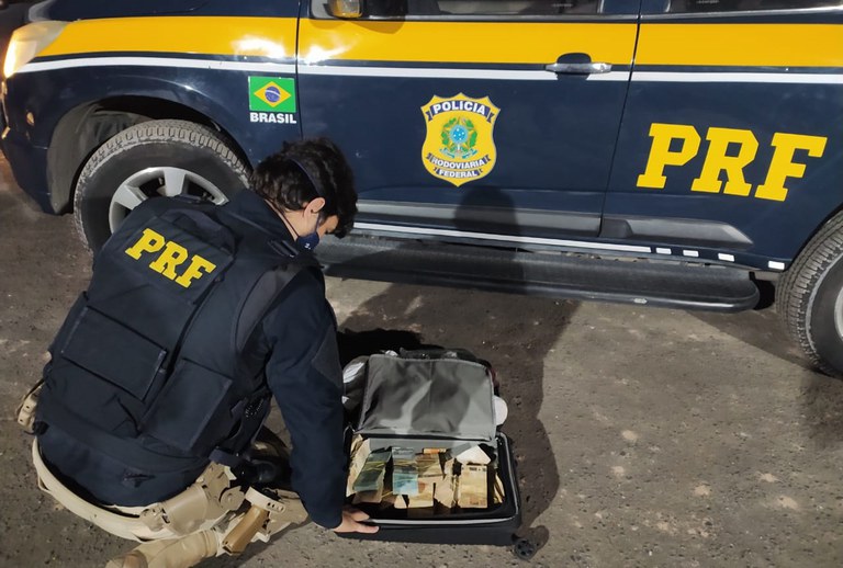 PRF apreende mais de R$ 100 mil sem procedência em Itapecerica da Serra