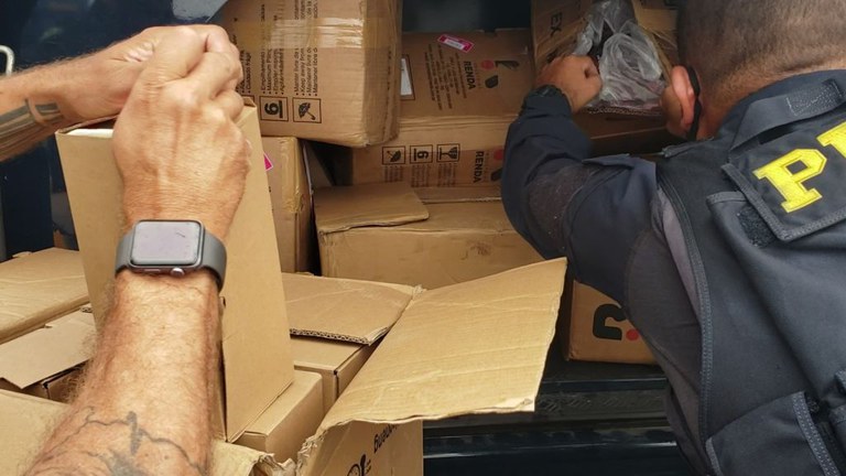 Milhares de tampas e rótulos de uma marca conhecida foram encontrados